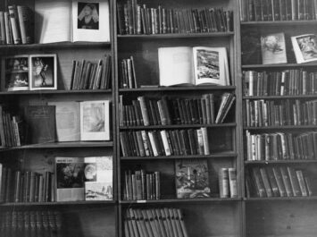 Black and white photo of books on bookshelves