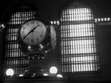 Photograph of clock at Grand Central Station. Robert Hoge / Creative Commons