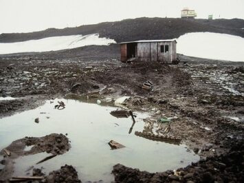 A muddy scene at Bellingshausen, a Russian Antarctic base on King George Island. Loranchet / Creative Commons.